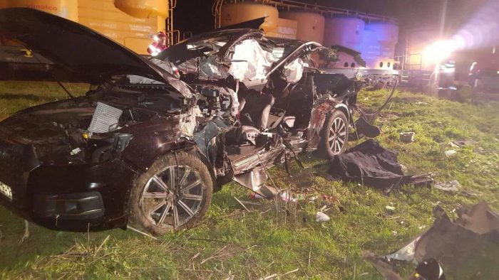 FOTO. Accident. Un tren de marfă a lovit un autoturism. Un mort