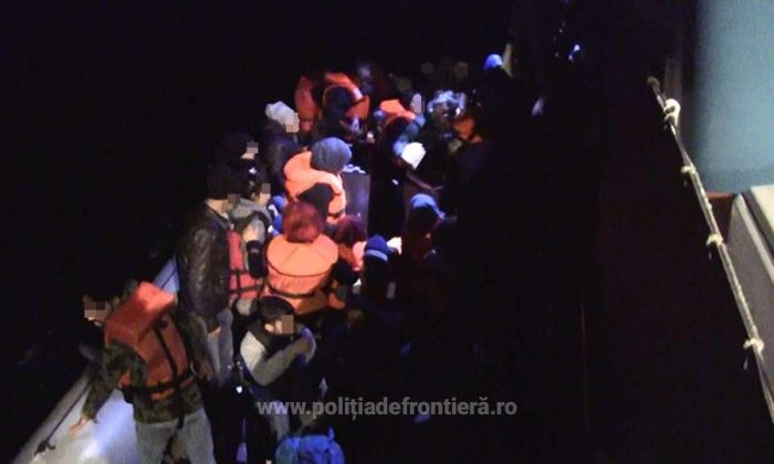 VIDEO. Polițiștii de frontieră au salvat de la moarte 38 de migranți. 17 erau copii