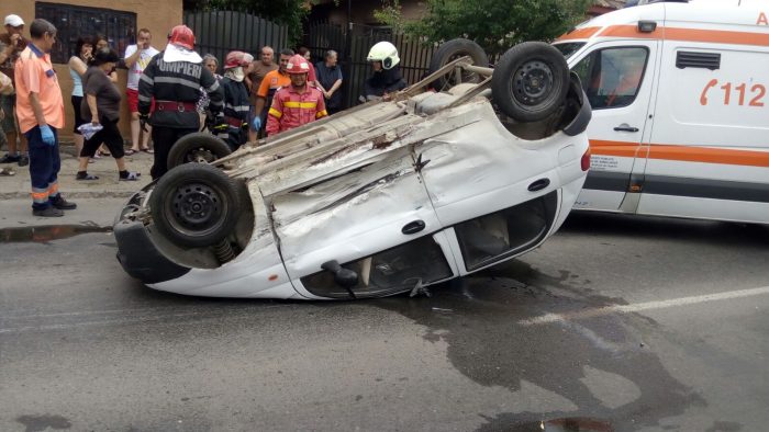 FOTO. Accident în cartierul Coiciu. Matiz răsturnat