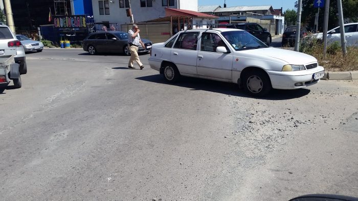 FOTO. Au parcat în mijlocul drumului