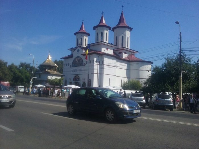 VIDEO. Sute de oameni au stat la coadă să se închine la brâul Maicii Domnului