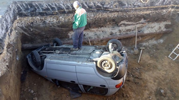 Un Matiz a căzut într-o groapă și a lovit un muncitor