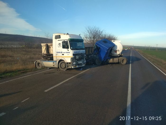 FOTO. Accident între o autocisternă și o basculantă