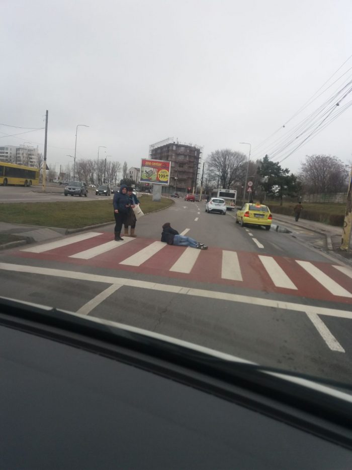 FOTO. Femeie lovită de mașină pe trecerea de pietoni