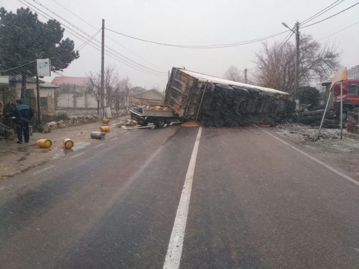 TIR răsturnat pe DN2A. Traficul este blocat