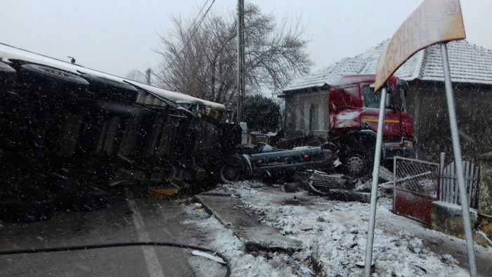 VIDEO. Un TIR lovește o mașină de butelii