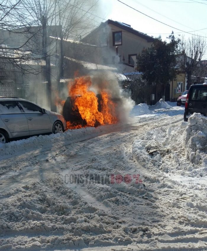 O mașină a luat foc în Faleză Nord