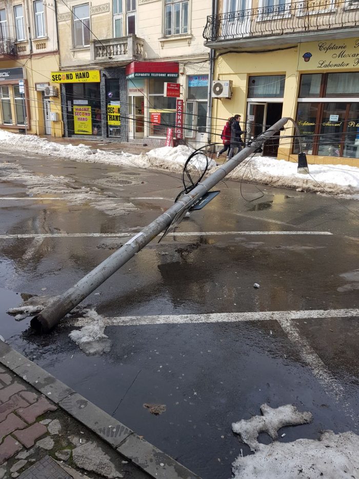 FOTO. Un stâlp electric a căzut pe strada Ștefan cel Mare din Constanța