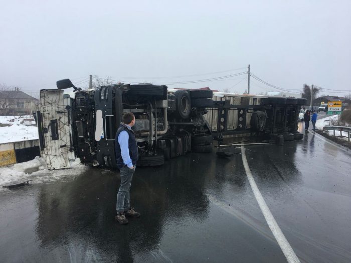 TIR răsturnat pe DN2A. Trafic blocat