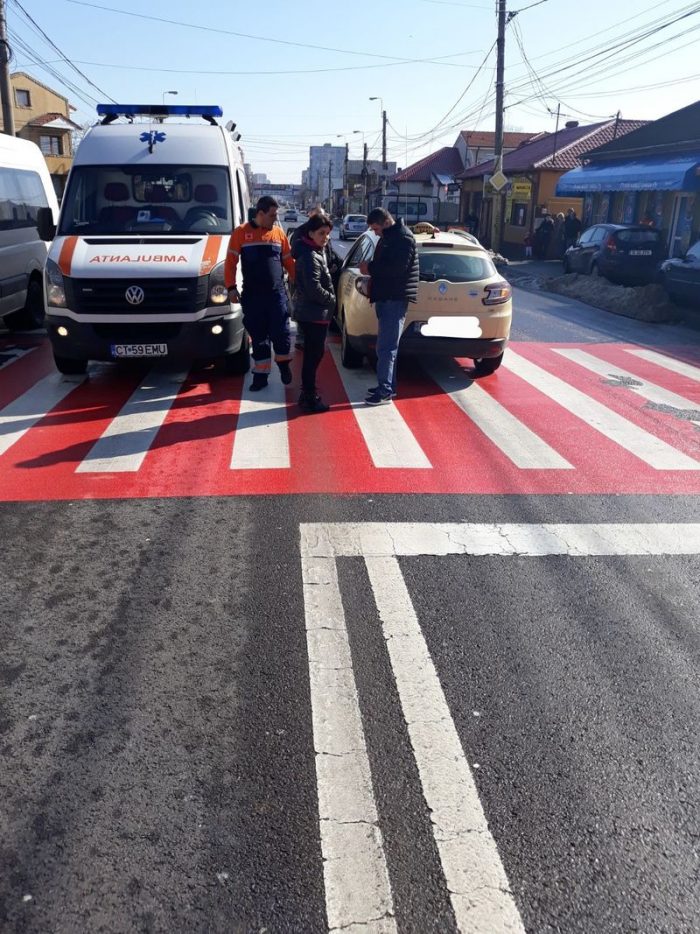 Un taximetrist a lovit un pieton pe trecere