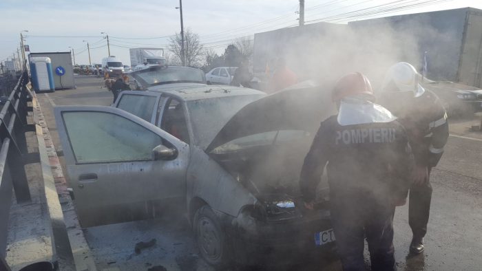 VIDEO. O mașină a luat foc pe podul de la Butelii