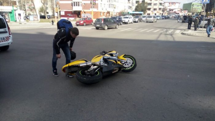 O șoferiță a lovit un motociclist