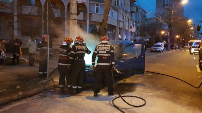 FOTO+VIDEO. O mașină a luat foc pe bulevardul Lăpușneanu din Constanța