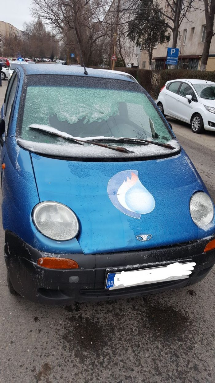 Un Matiz cu parbrizul pe jumătate plin de gheață a lovit o fetiță