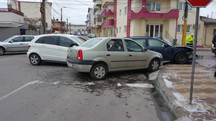 Accident cu trei mașini în piața Chiliei din Constanța