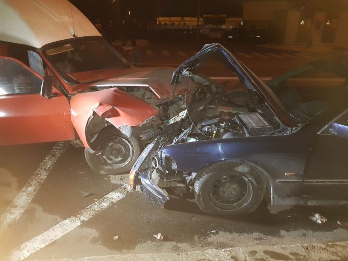 FOTO VIDEO Accident în Medgidia. Șoferul unui BMW, rănit