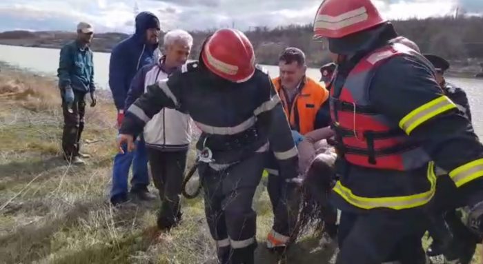 VIDEO. Femeie salvată din Dunăre, după ce a vrut să-și ia viața