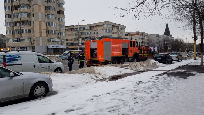 VIDEO. Incendiu în canalizare. Pompierii intervin