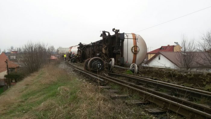 FOTO. Un tren de marfă s-a răsturnat