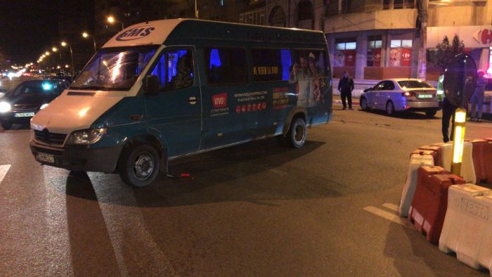 Șofer de maxi-taxi, vinovat de producerea unui accident. Un pasager a ajuns la spital