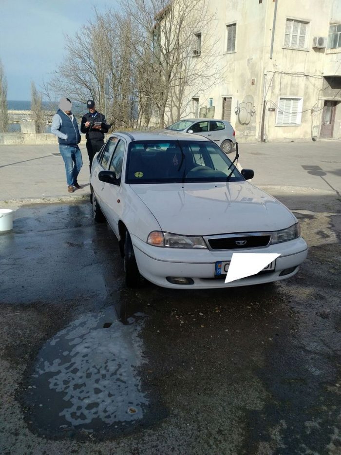 Vă spălați mașina la găleată, pe stradă? Poliția Locală vă amendează