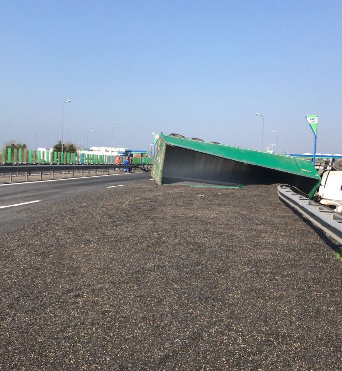 Cum s-a petrecut accidentul de pe A2. „Șoferul a ieșit din cabină pe picioarele lui și s-a încălțat”