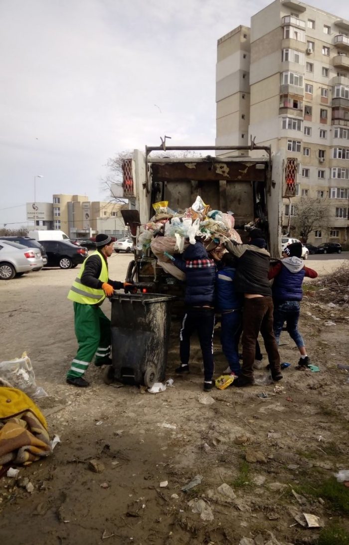 FOTO Poliția Locală și Polaris muncesc și în Vinerea Mare. Curățenie în spate la Vivo