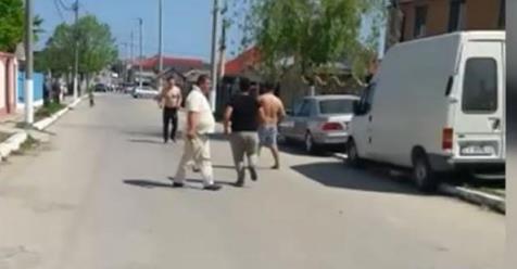 Bărbații care au alergat cu toporul după un polițist, lăsați LIBERI de judecători