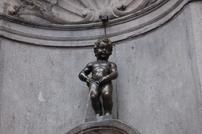 Statueta Manneken Pis, din Bruxelles, va fi îmbrăcată în călușar