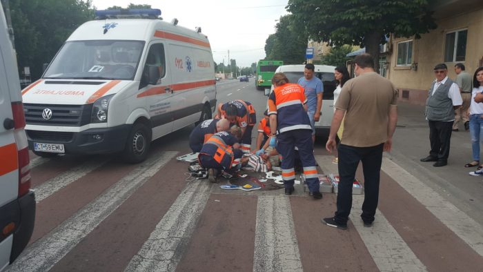 Bătrân de 82 de ani, accidentat pe trecerea de pietoni de o autoutilitară