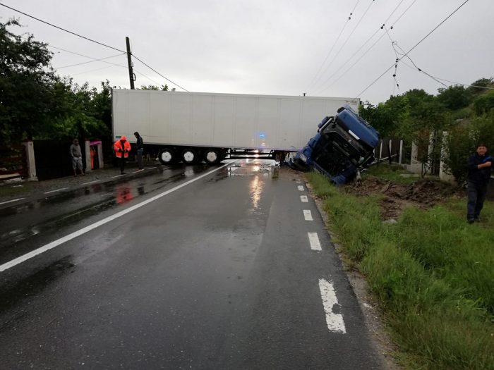 Trafic blocat de un TIR