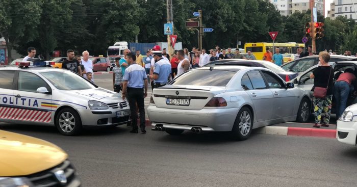 BMW rămas suspendat pe scuarul de la City Mall