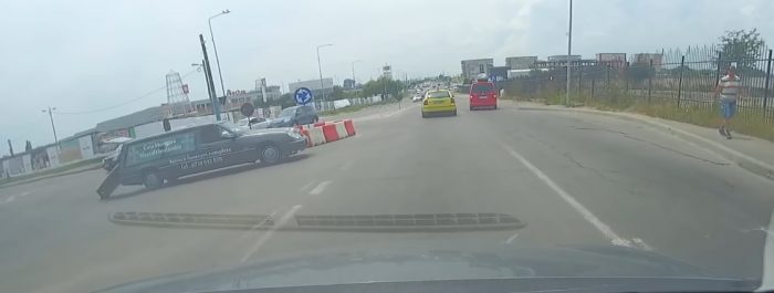 I-a căzut sicriul din mașină! VIDEO