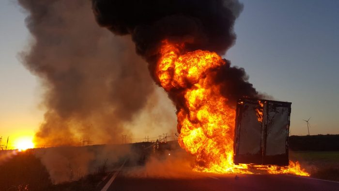 Un camion a ars în totalitate FOTO/VIDEO