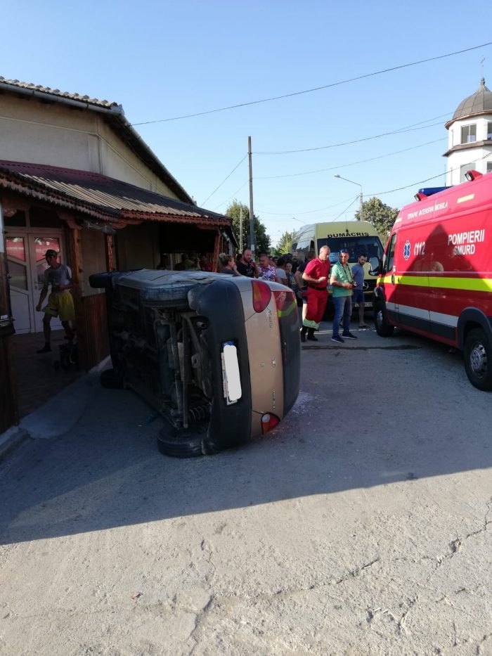 Matiz răsturnat după ce a fost lovit de o dubiță