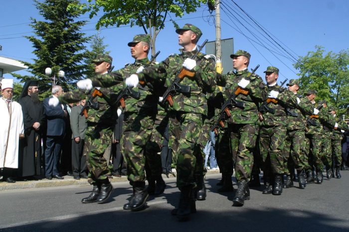 Armata ar putea deveni, din nou, OBLIGATORIE