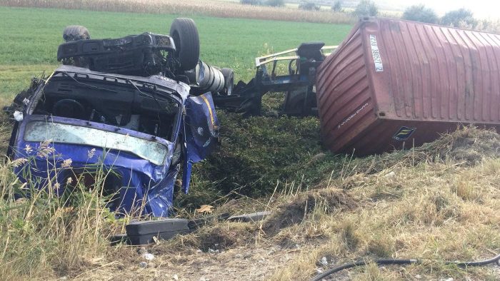 Un autocamion încărcat cu siliciu s-a răsturnat pe DN22C