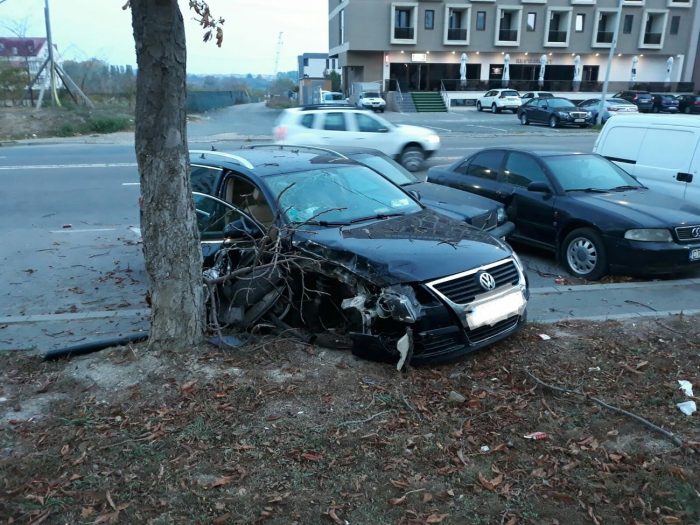 FOTO Un șofer de 20 de ani a lovit două mașini și a intrat în stâlp. Trei răniți