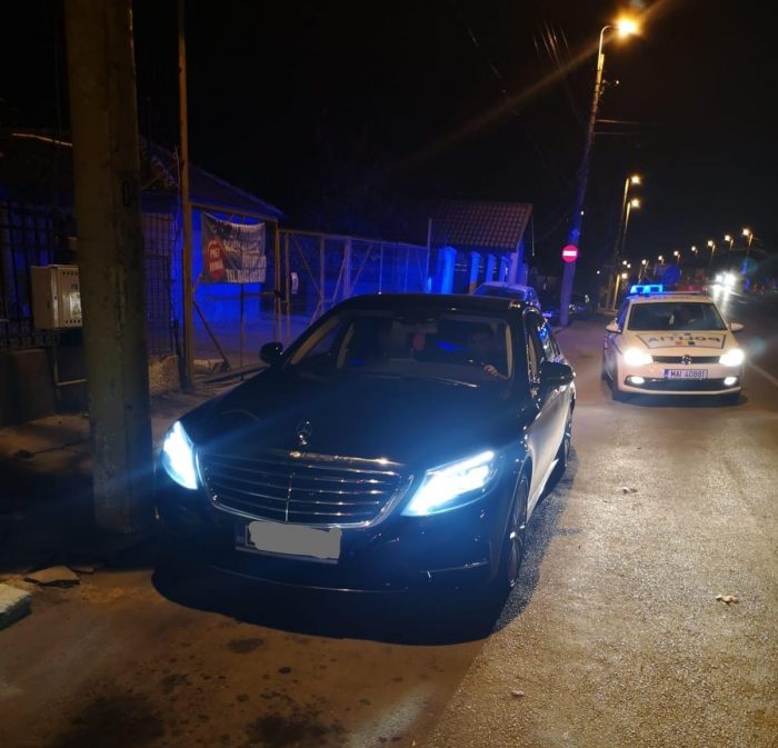 Șoferul unui Mercedes S Class, oprit cu FOCURI DE ARMĂ. Nu avea nici permis, nici ITP