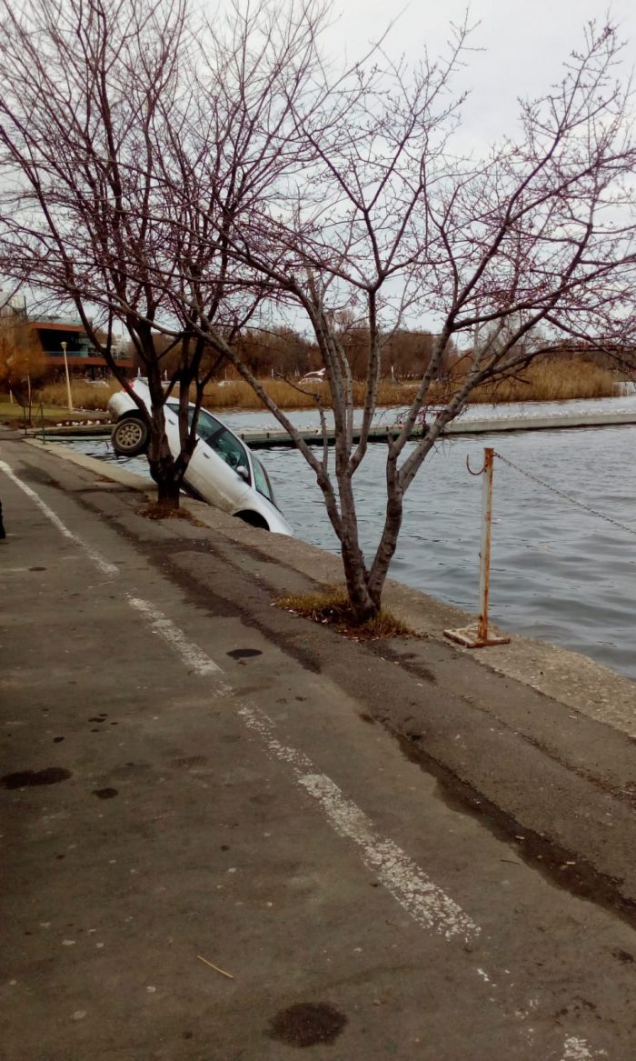 Cu mașina în lac