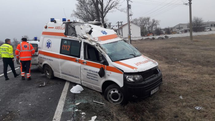 FOTO O autoutilitară a intrat într-o ambulanță, asistentă rănită