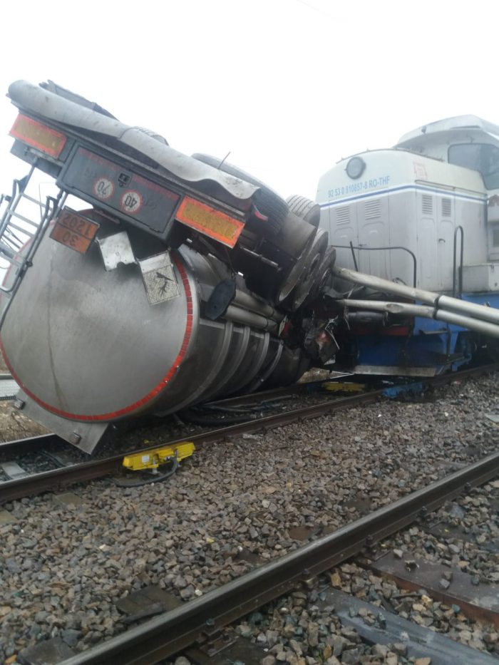 FOTO Accident între o locomotivă și o autocisternă în Portul Constanța