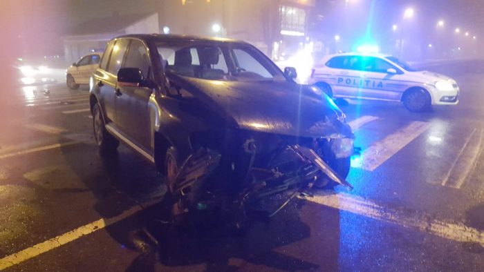 FOTO VIDEO Accident între un SUV și un taxi