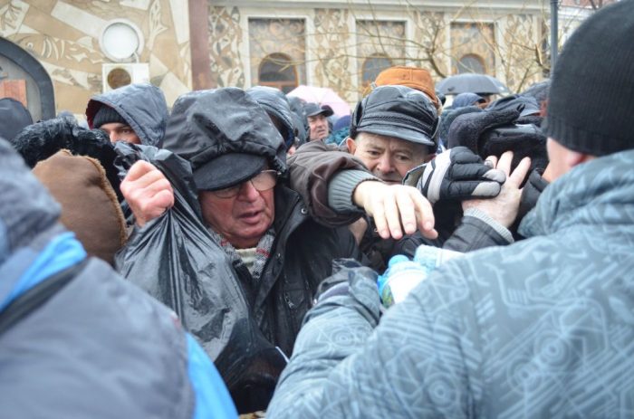 VIDEO De ce se îmbulzesc oamenii de Bobotează la agheasmă. Ce spune Arhiepiscopul Tomisului. Ce măsuri au luat autoritățile