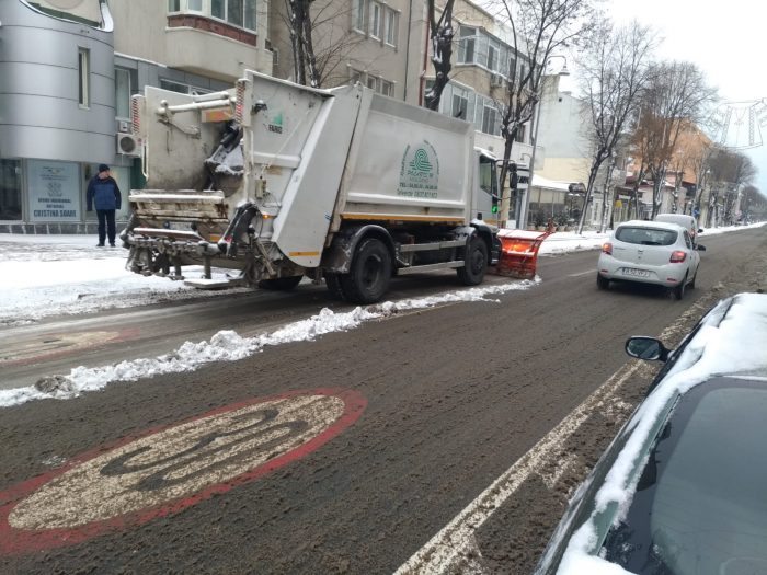 FOTO VIDEO 170 de angajați ai Polaris deszăpezesc șoselele, trotuarele și stațiile de autobuz