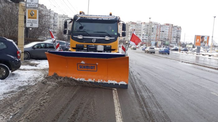 Vreme rece. Polaris continuă să deszăpezească drumurile și trotuarele din Constanța