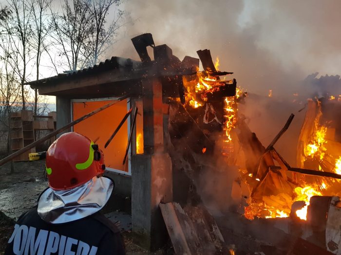 FOTO Incendiu la Faclia, patru case au ars în totalitate