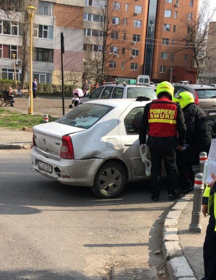 FOTO Trei mașini accidentate din cauza unei șoferițe neatente