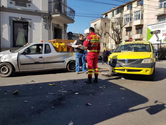 Accident între un taxi și o mașină care transporta butelii