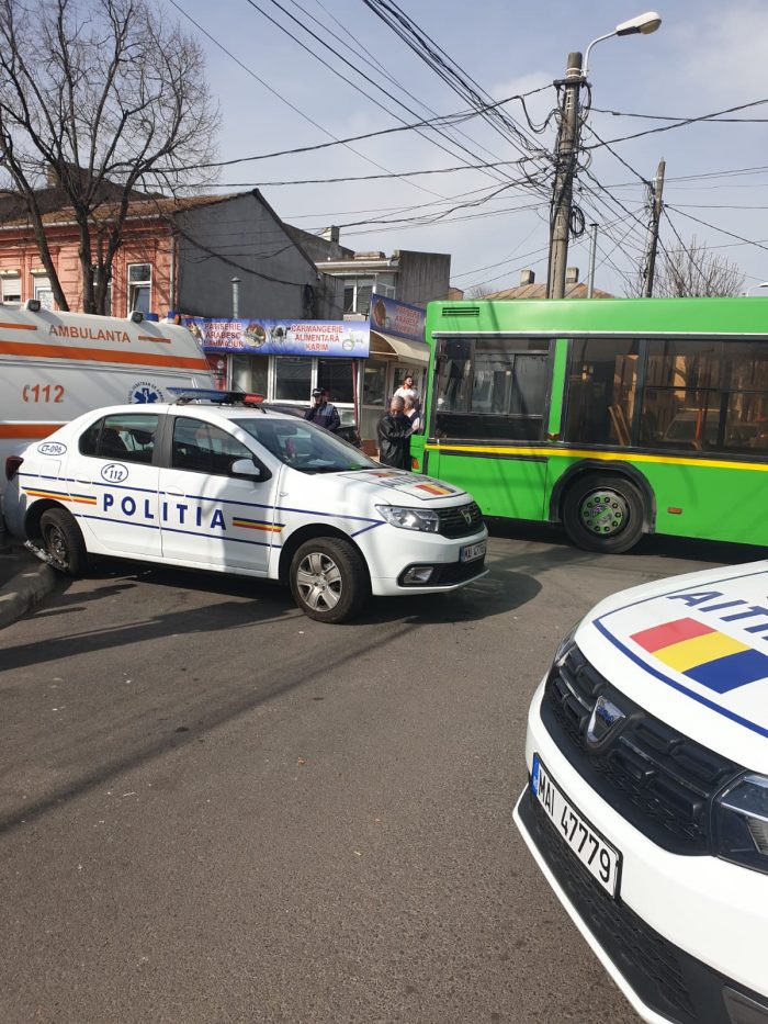 FOTO Accident între un autobuz RATC și o mașină de poliție